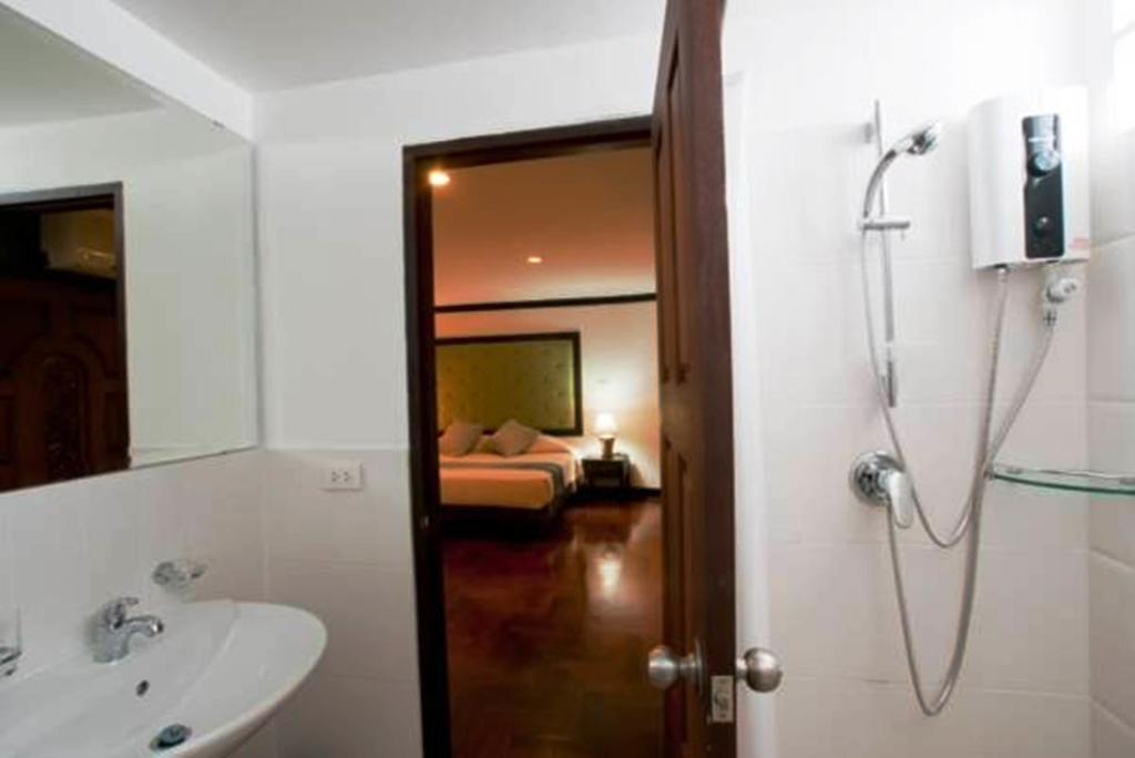 Cucumber Inn Suite Паттайя Экстерьер фото